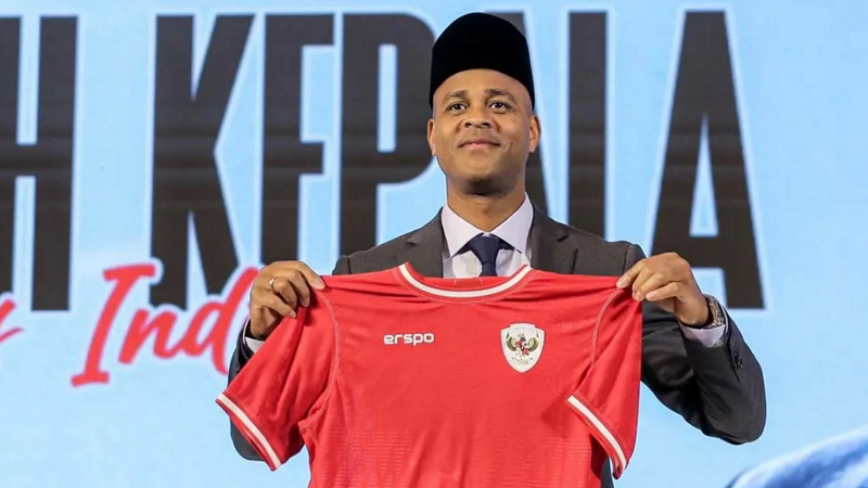 hlv-patrick-kluivert-doi-mat-mon-tien-chia-tay-khong-lo-sau-khi-bi-indonesia